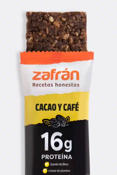 Barra proteica Zafrán Cacao y Café, envoltorio abierto mostrando el producto